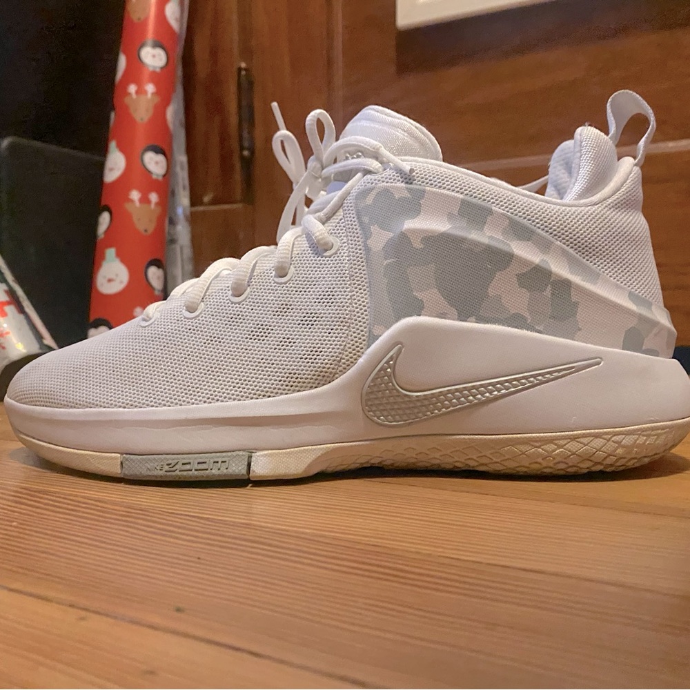 Nike Lebron Witness Size 8.5